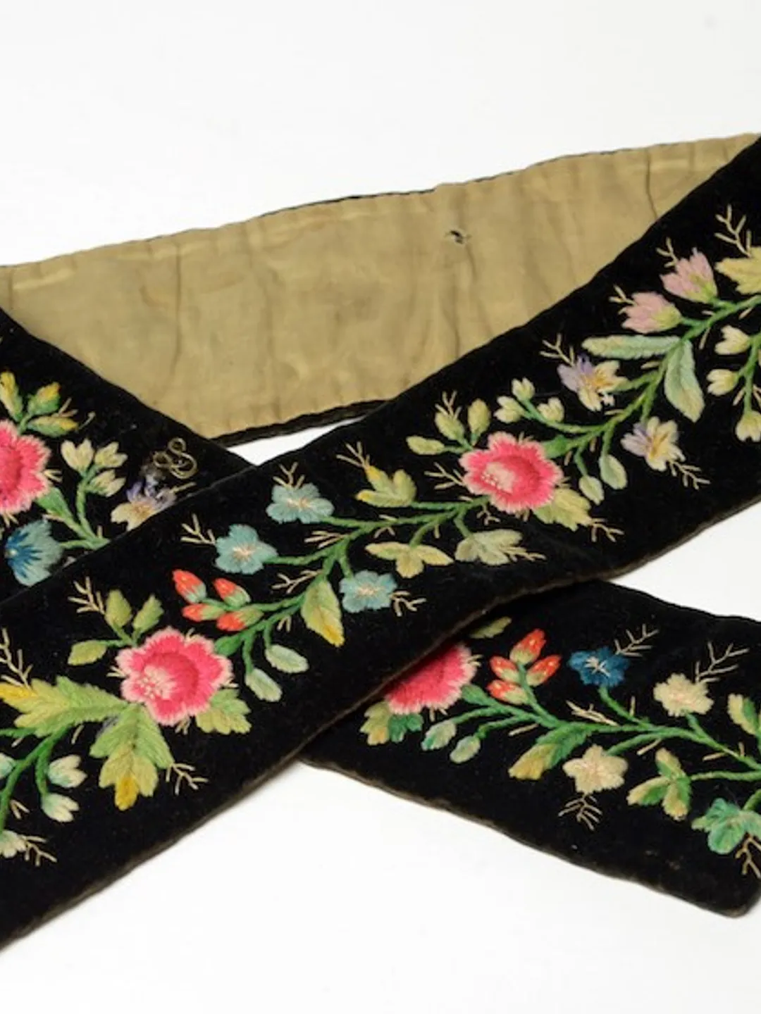 Belt "Flowers" design for machine embroidery.