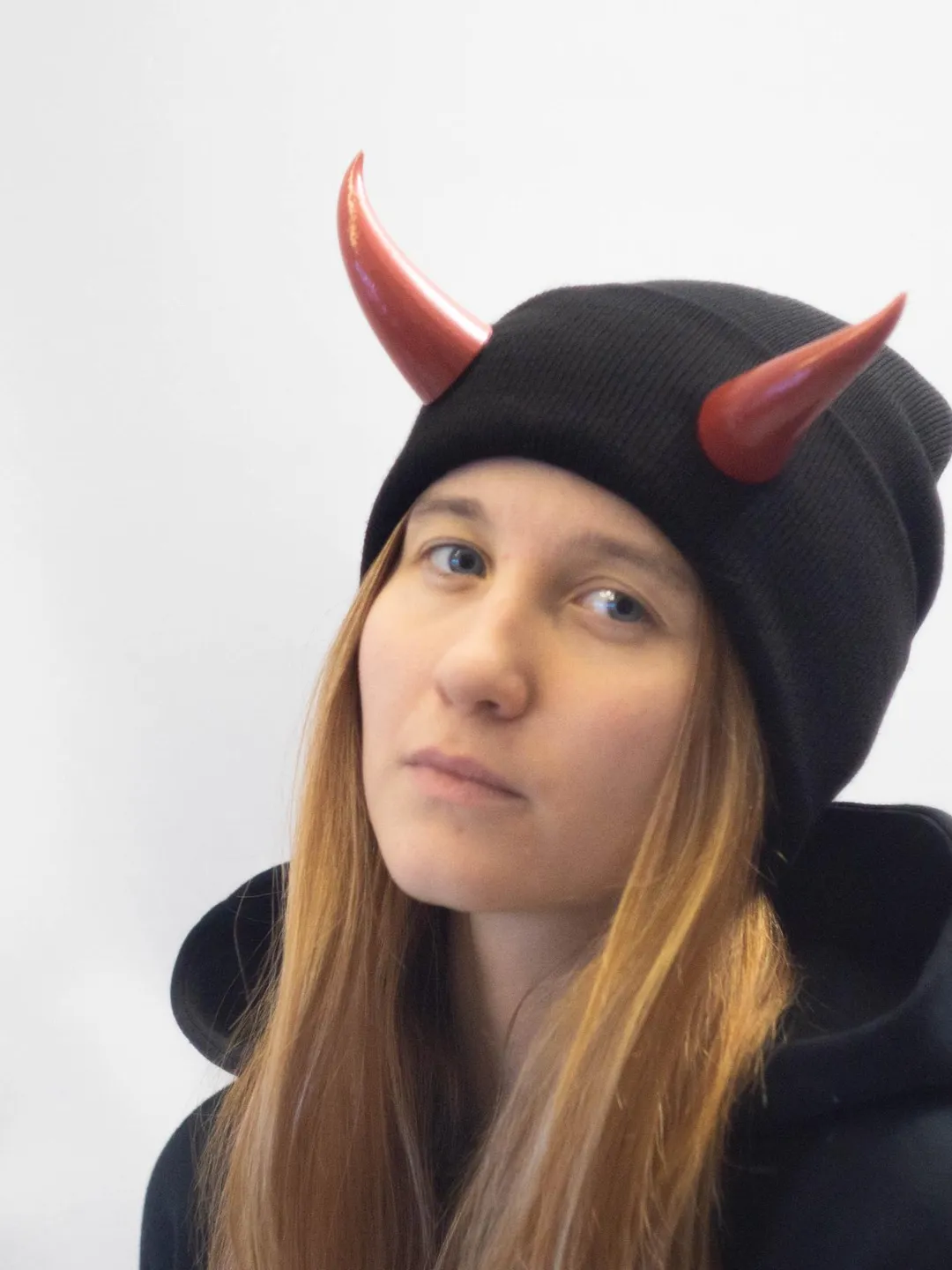 Black Beanie with red devil horns, slouchy fisherman-style beanie with bull horns for Halloween, Photoshoot, Realistic Fantasy Cosplay Horns