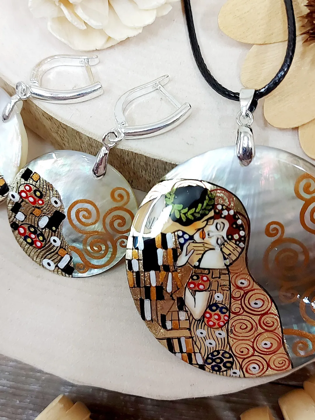 Pendant and earrings set "Kiss"Gustav Klimt, Mother of pearl hand painted lacquer miniature, Russian jewelry , Art gift