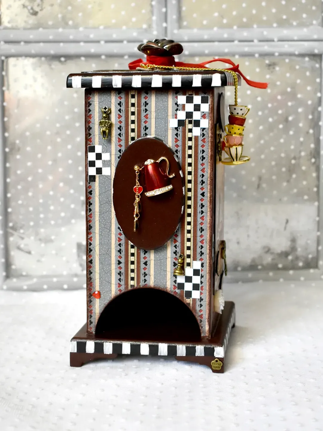 Brown tea house for storing disposable tea bags ALICE