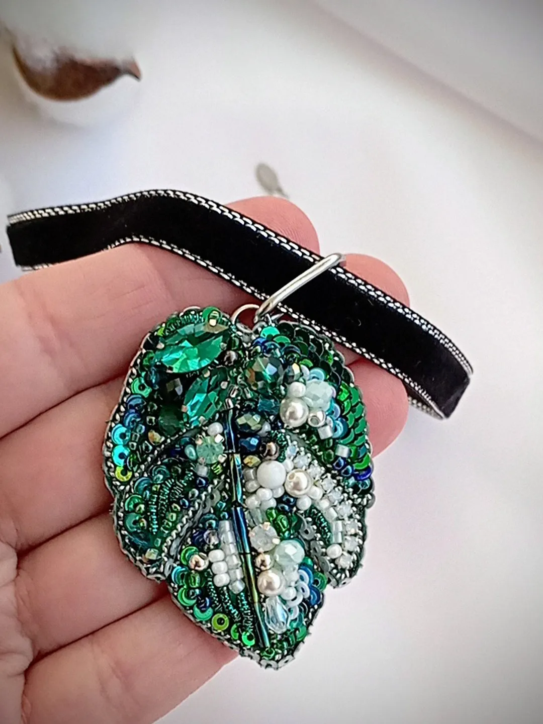 Handmade embroidered crystal monstera albo leaf necklace choker, little emerald monstera leaf pendant, monstera jewelry