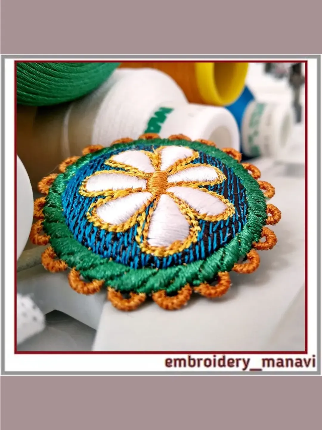 In The Hoop embroidery Round brooch or button with chamomile