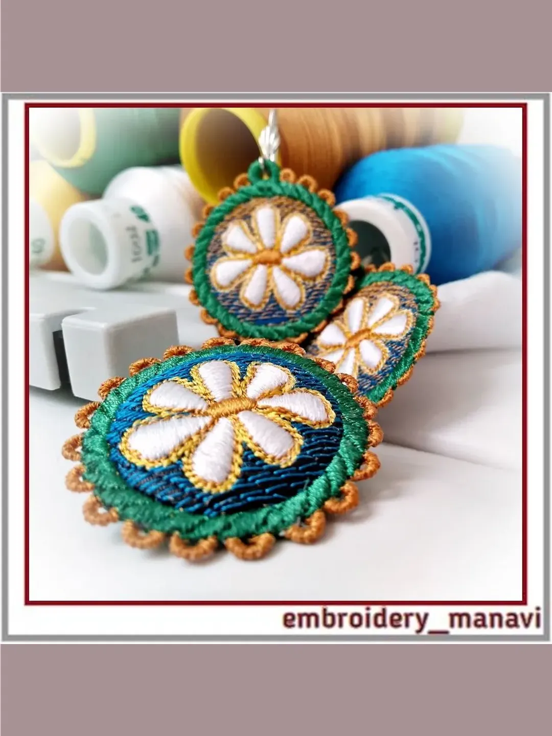 In The Hoop embroidery designs Set round of earrings, brooch with a chamomile