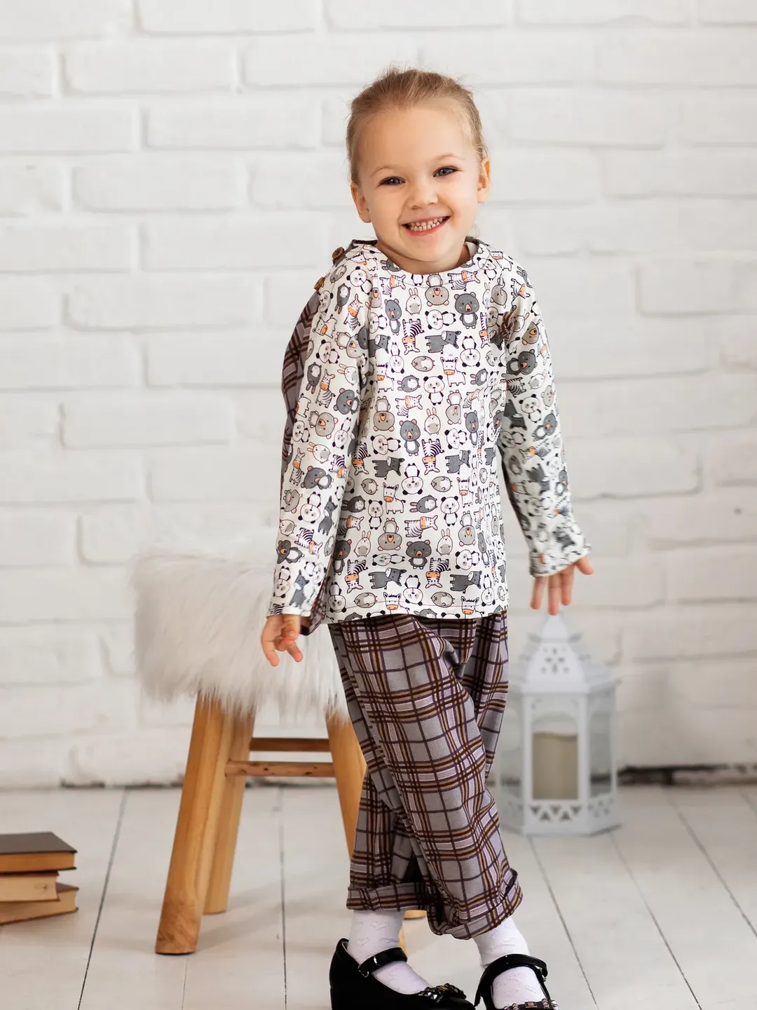 Baby clothes: unisex baby suit. Pant and pullover for girl, boy, kids.