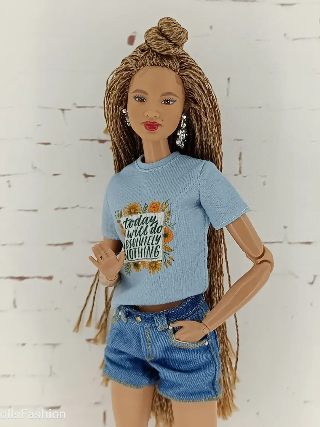 Shorts and a T-shirt for Barbie Doll with a regular body type (Made to Move, BMR1959, Barbie Looks)