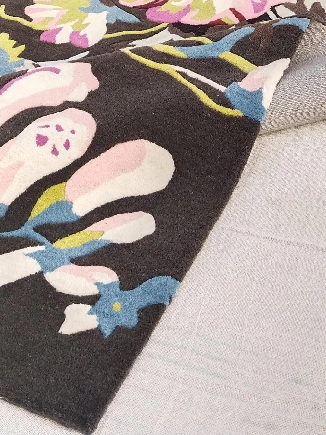 Hand-Tufted Wool Floral Rug: Luxurious Home Decor Carpet