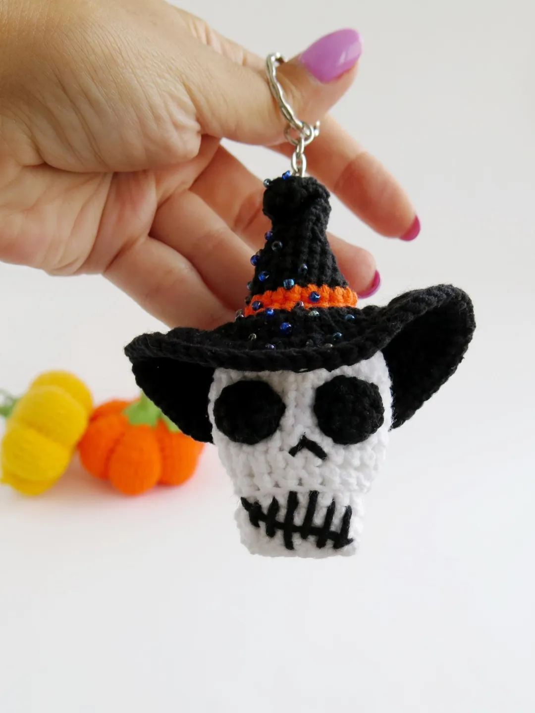 Skull Keychain - Day of the Dead. Crochet keychain. Diy halloween decor.