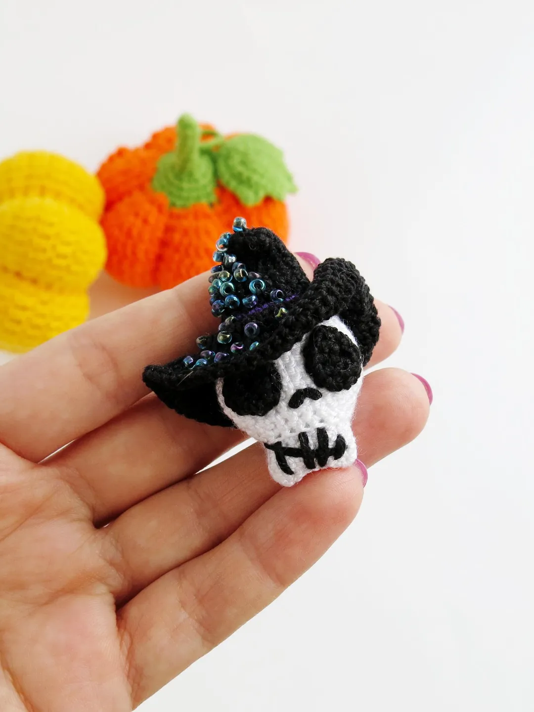 HALLOWEEN BROOCH, Goth Skull Pin, Skull in Hat Brooch, Spooky Skull Badge, Kawaii Gothic Gift, Halloween gift