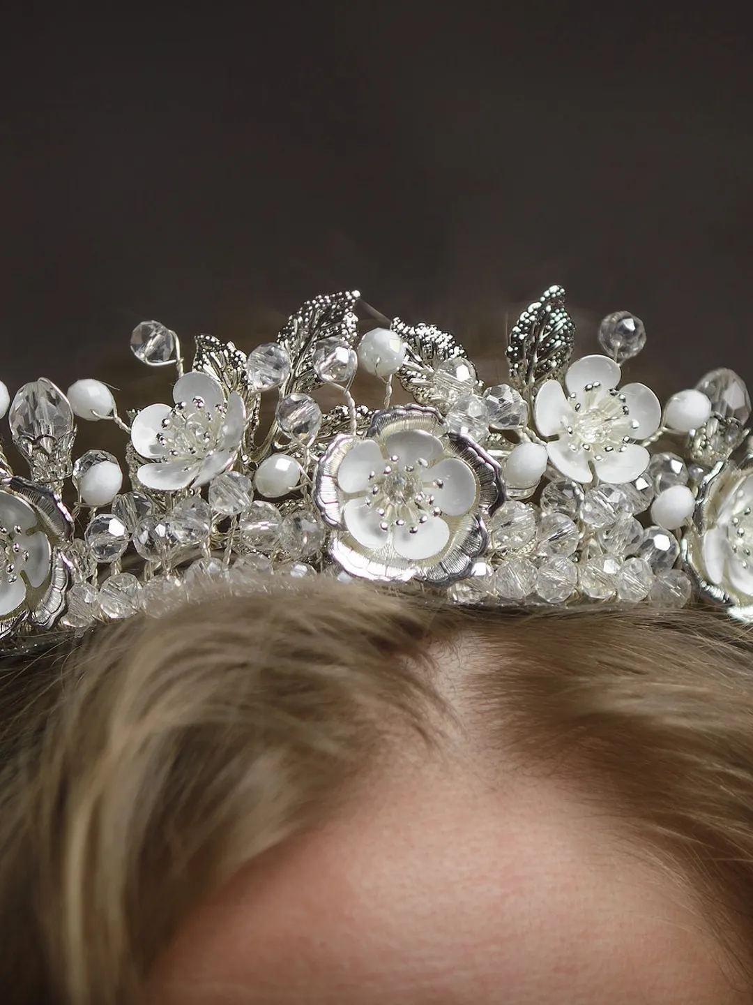 Silver wedding tiara for bride, Flower wedding crown, Floral bridal tiara, Floral crown wedding, Crystal crown wedding, Small bridal tiara