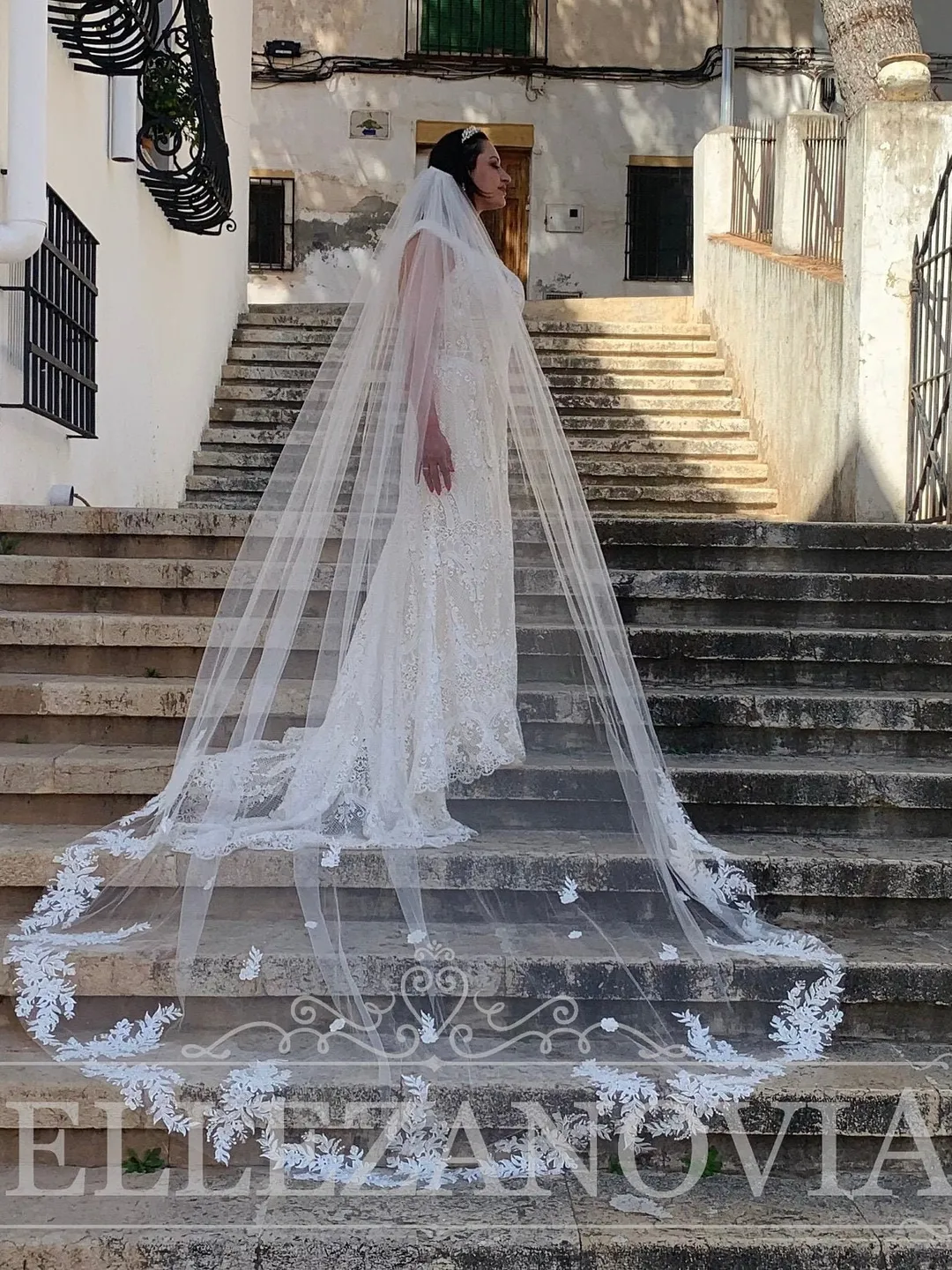 Long Vintage Flowery Veil Sequin Bridal Cathedral Veil Ivory Wedding Veil Leaf Lace Veil Floral Lace Chapel Veil with Comb Boho Bridal Veil