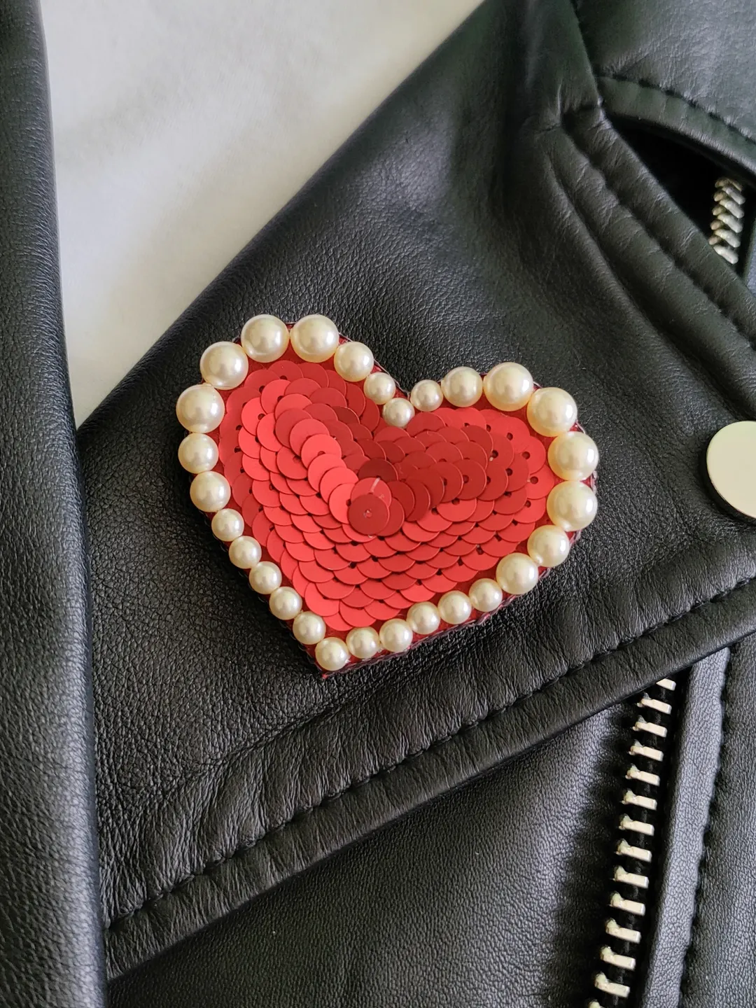 Red heard brooch Love broach Hand-embroidered heart brooch Heart shaped pin