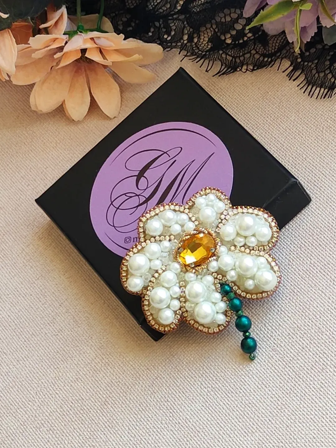Bead flower brooch Embroider brooch White Daisy flower pin Broach for woman Gift for girl