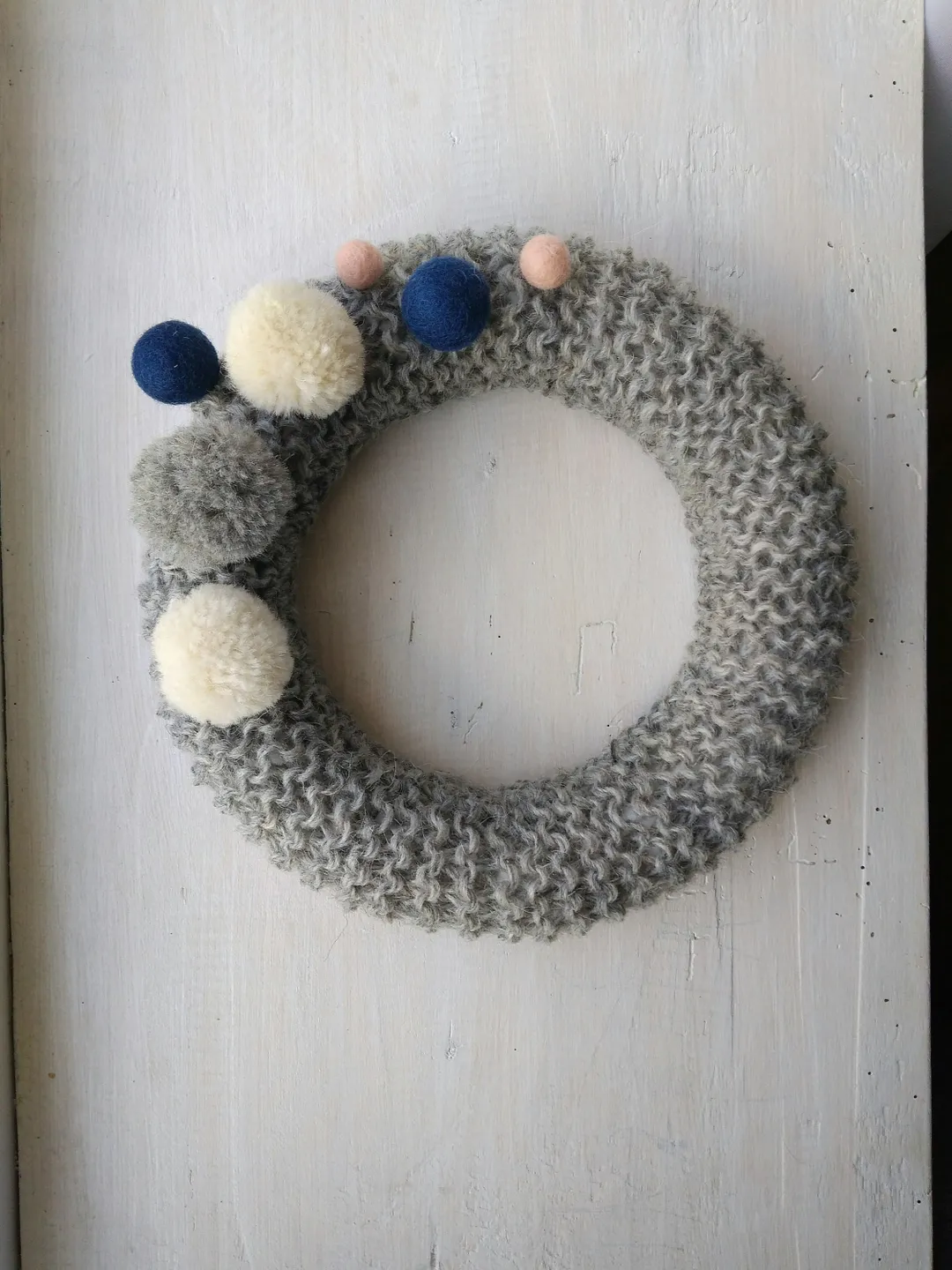 Home Wreath Natural Wall Decor Craft Knitted Grey Decorative Holiday Home Door Wreath Winter Minimalist New Year and Christmas Wreath
