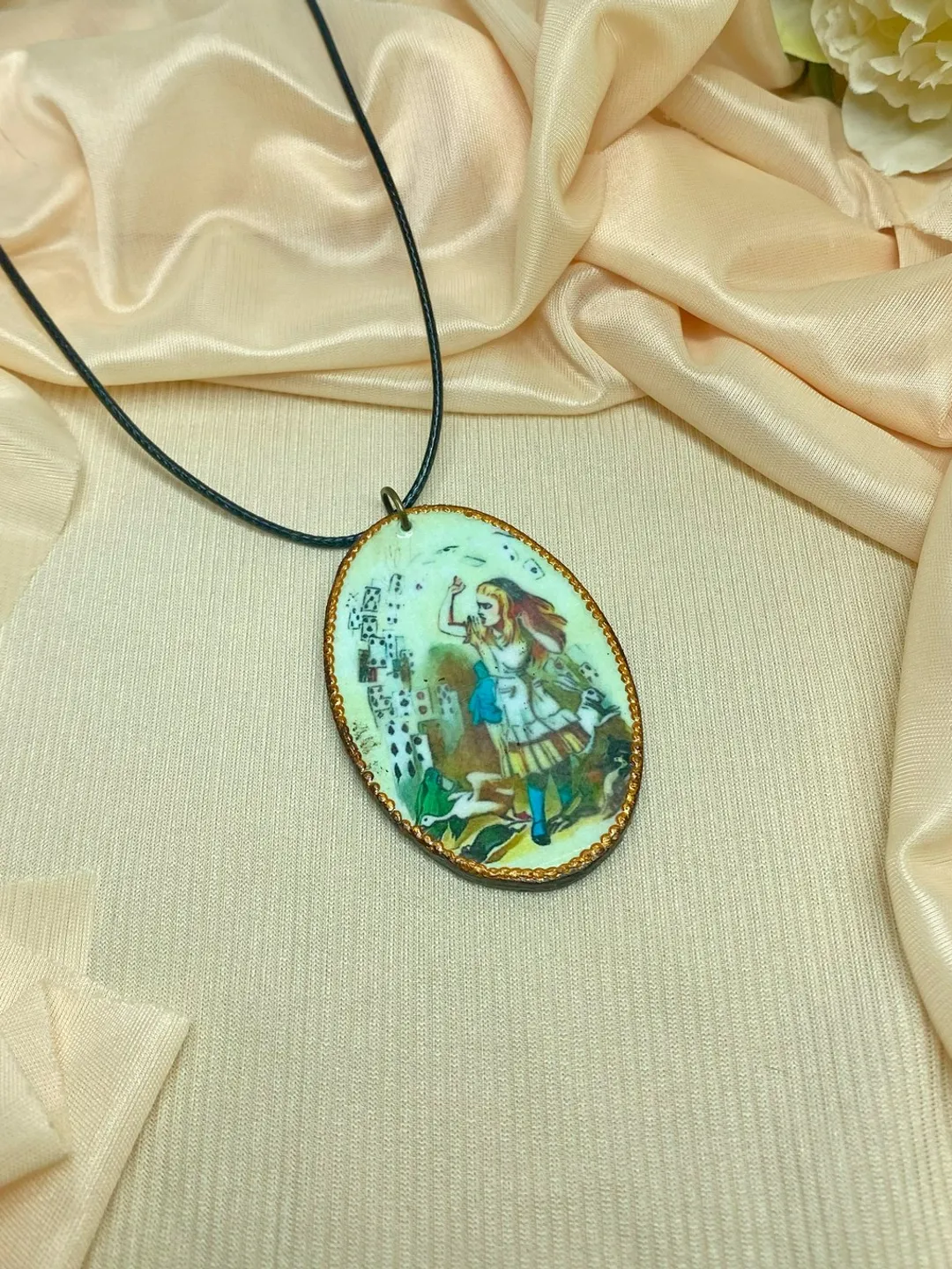 Handmade jewelry. Pendant in the style of "Alice".