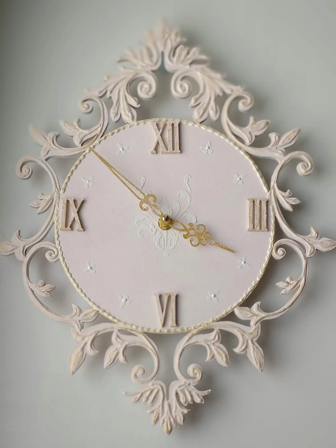 Small pink wall clock with gold ornaments and roman numerals in vintage style Silent wall clock for bedroom, living room or nursery Gift for  Birthday, Mother's Day, Christmas, Wedding, Housewarming