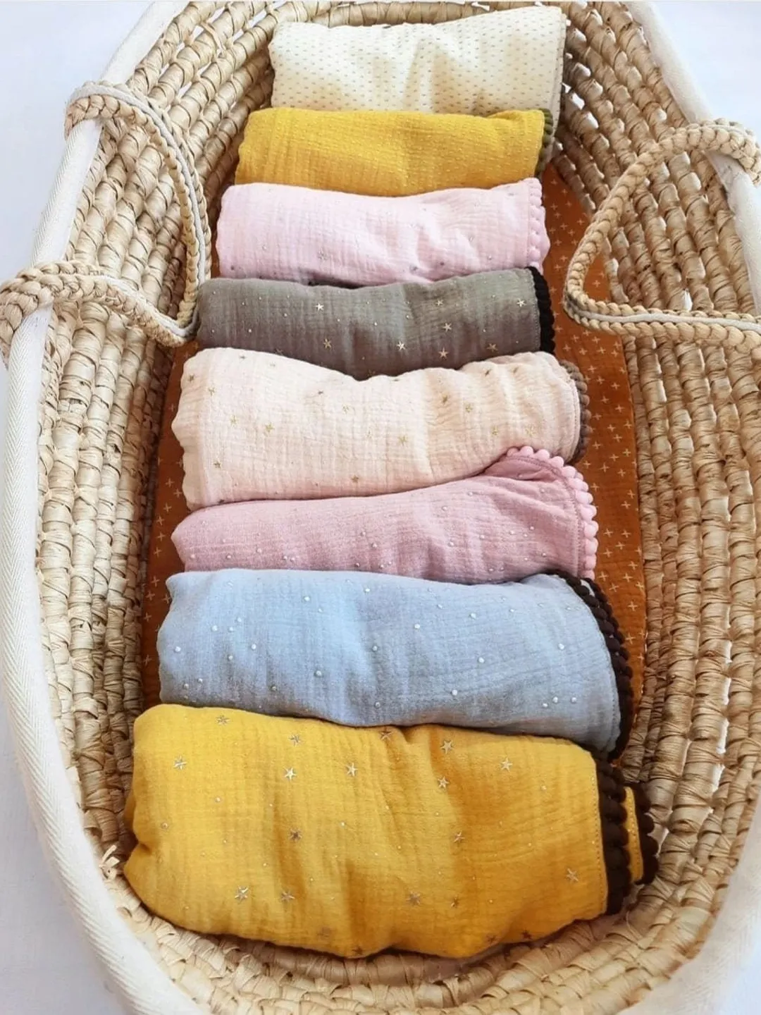 Muslin blanket, pom poms blanket, bamboo throw, Comforter Blanket , Muslin, Pom Pom for Baby and Newborn