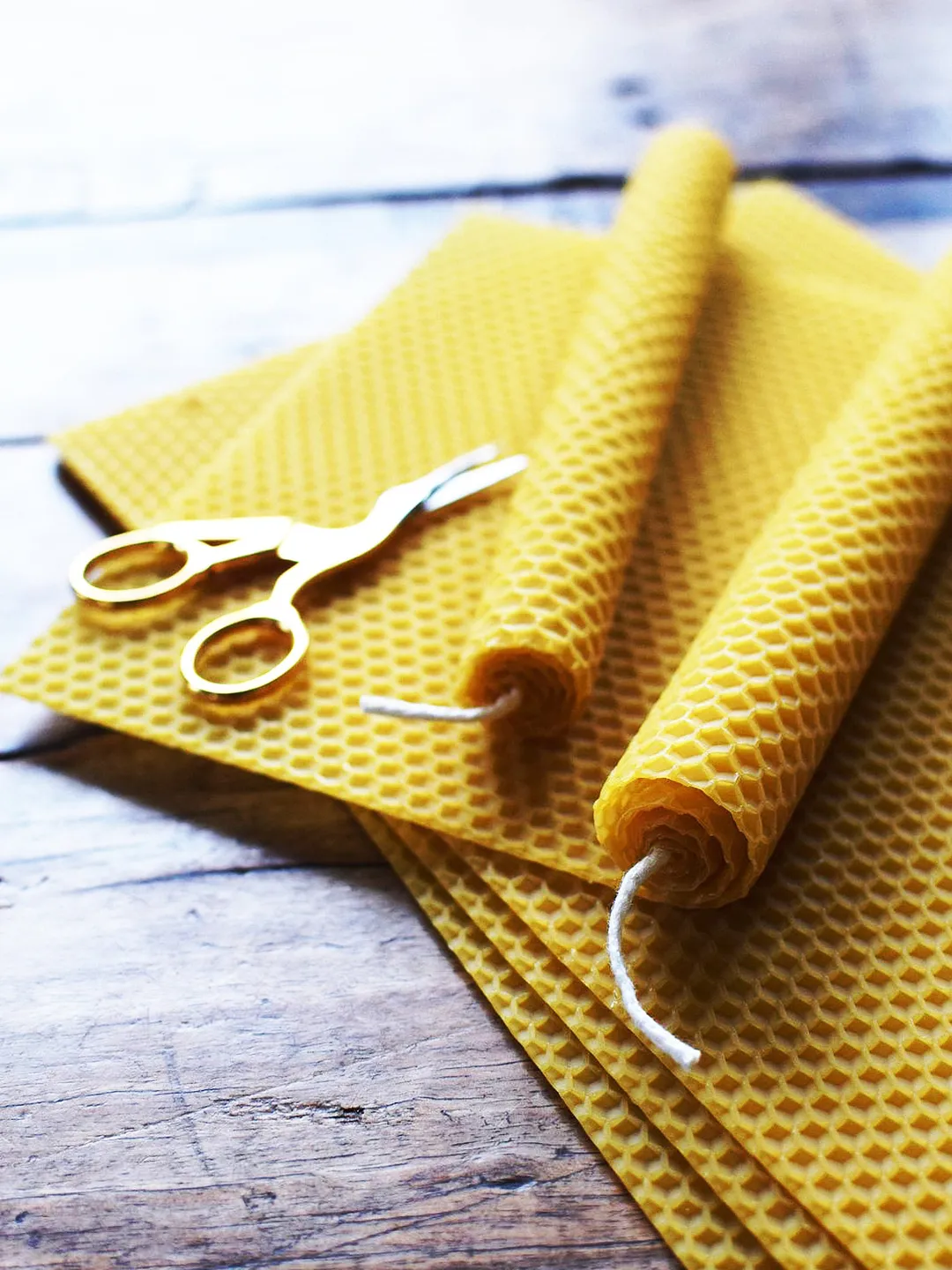 Make your own candles from 100% natural beeswax, an eco-friendly product with a sweet honey scent  ❰ Candle Gift Set ❱