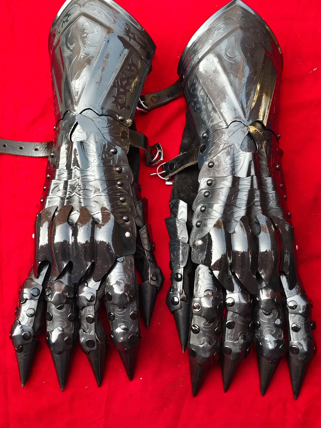 Medieval Engraved Metal Gauntlets Knight Gloves LARP Costume Hand Armor