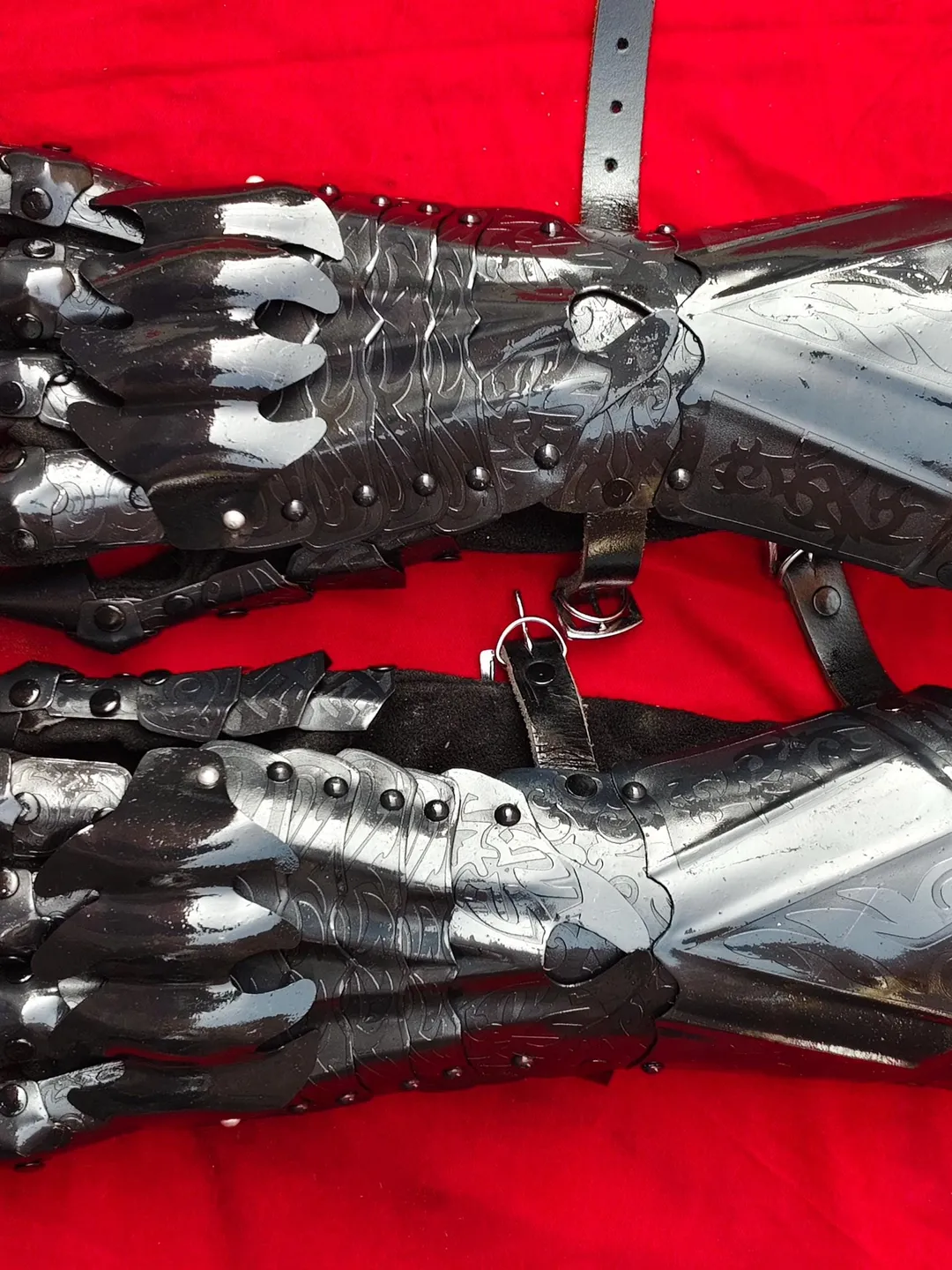Medieval Engraved Metal Gauntlets Knight Gloves LARP Costume Hand Armor