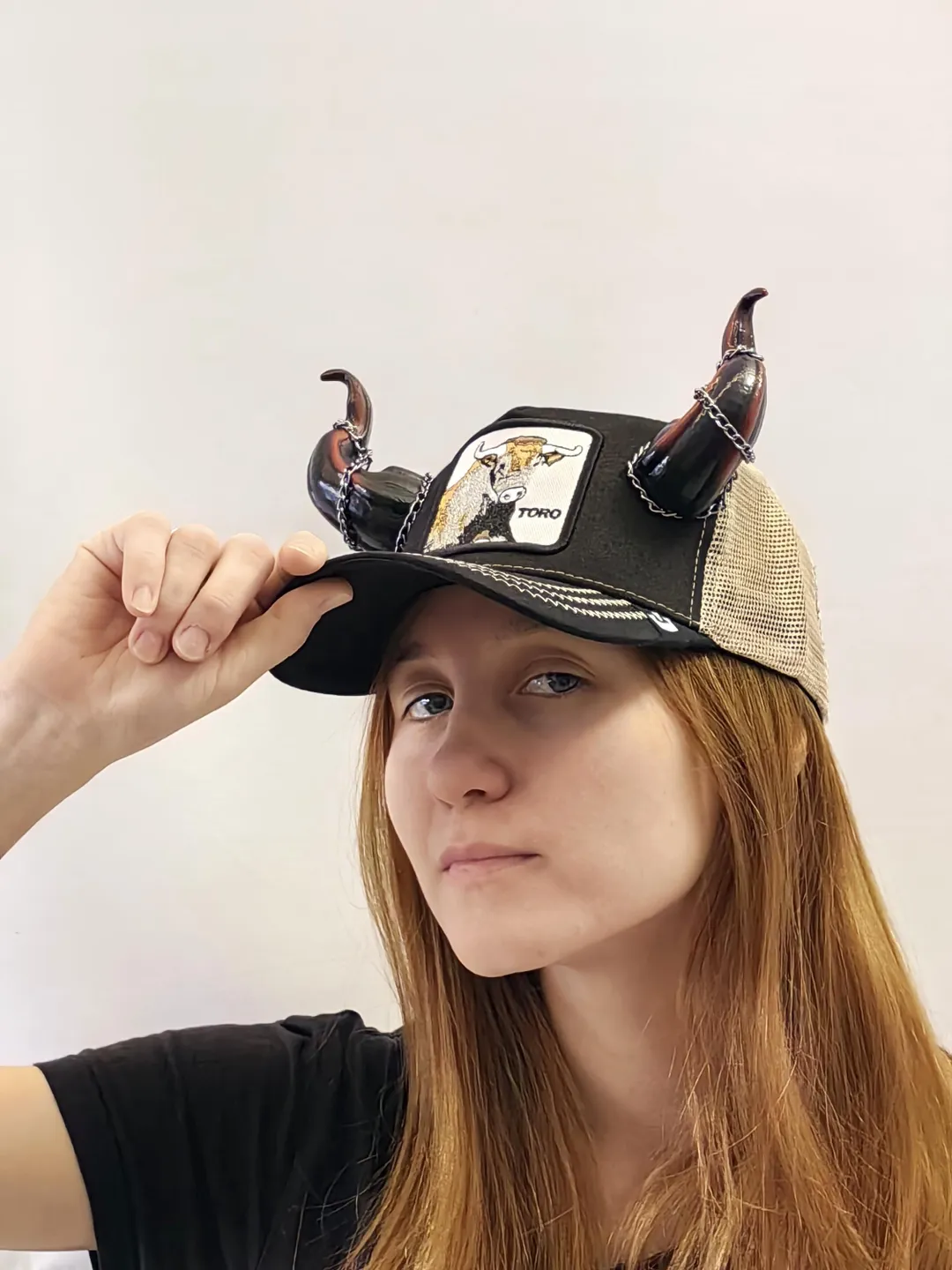 Baseball cap with devil horns, with black and red bull horns for Halloween, Photoshoot, Realistic Fantasy Cosplay Horns