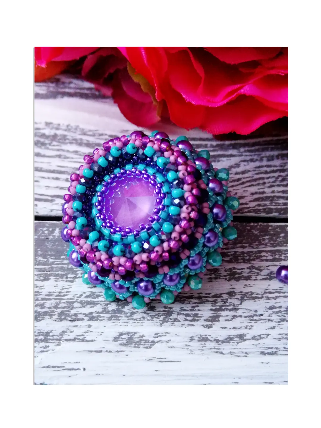 Round bead brooch