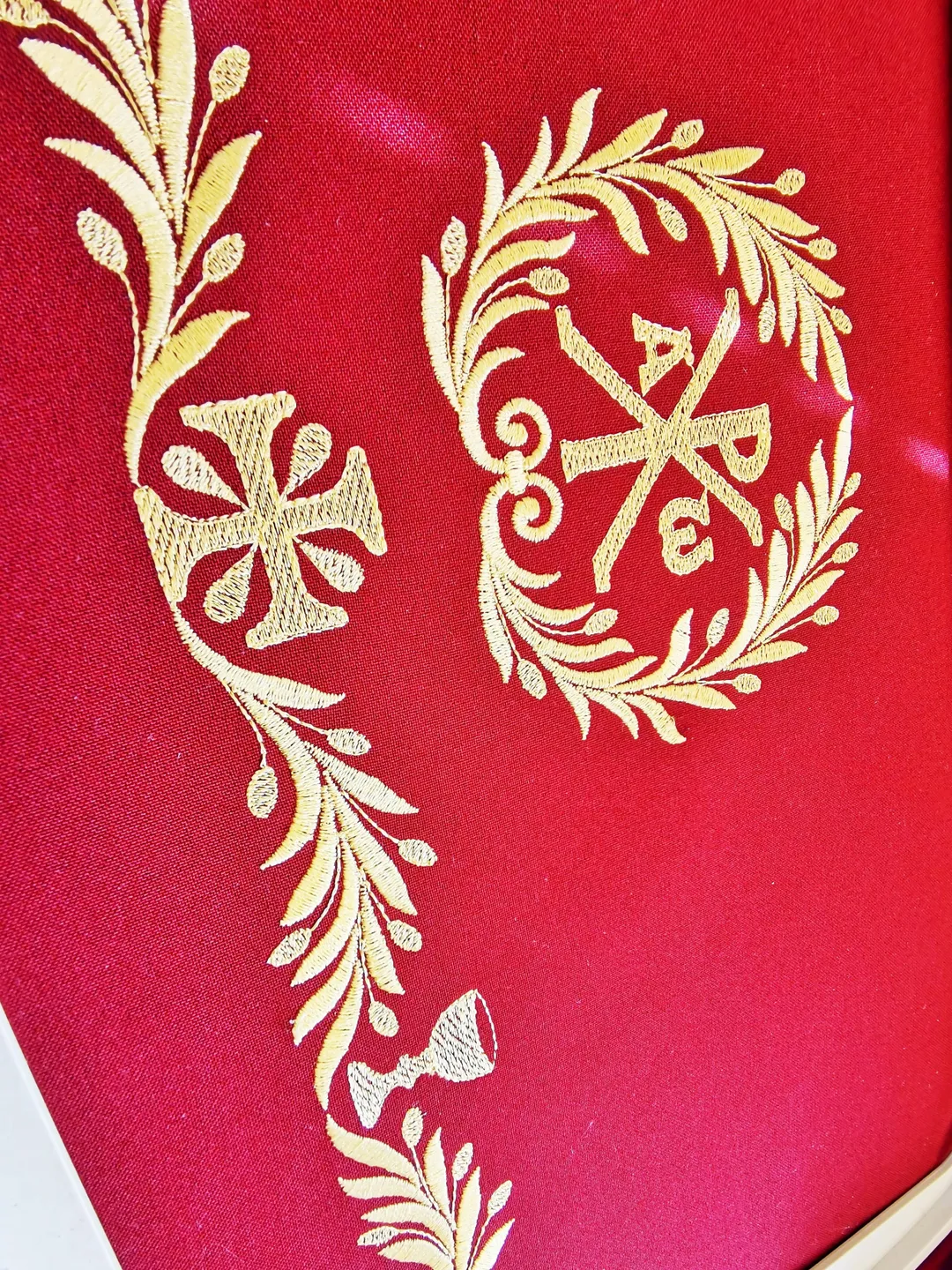 Oliva is a set of designs for machine embroidery.