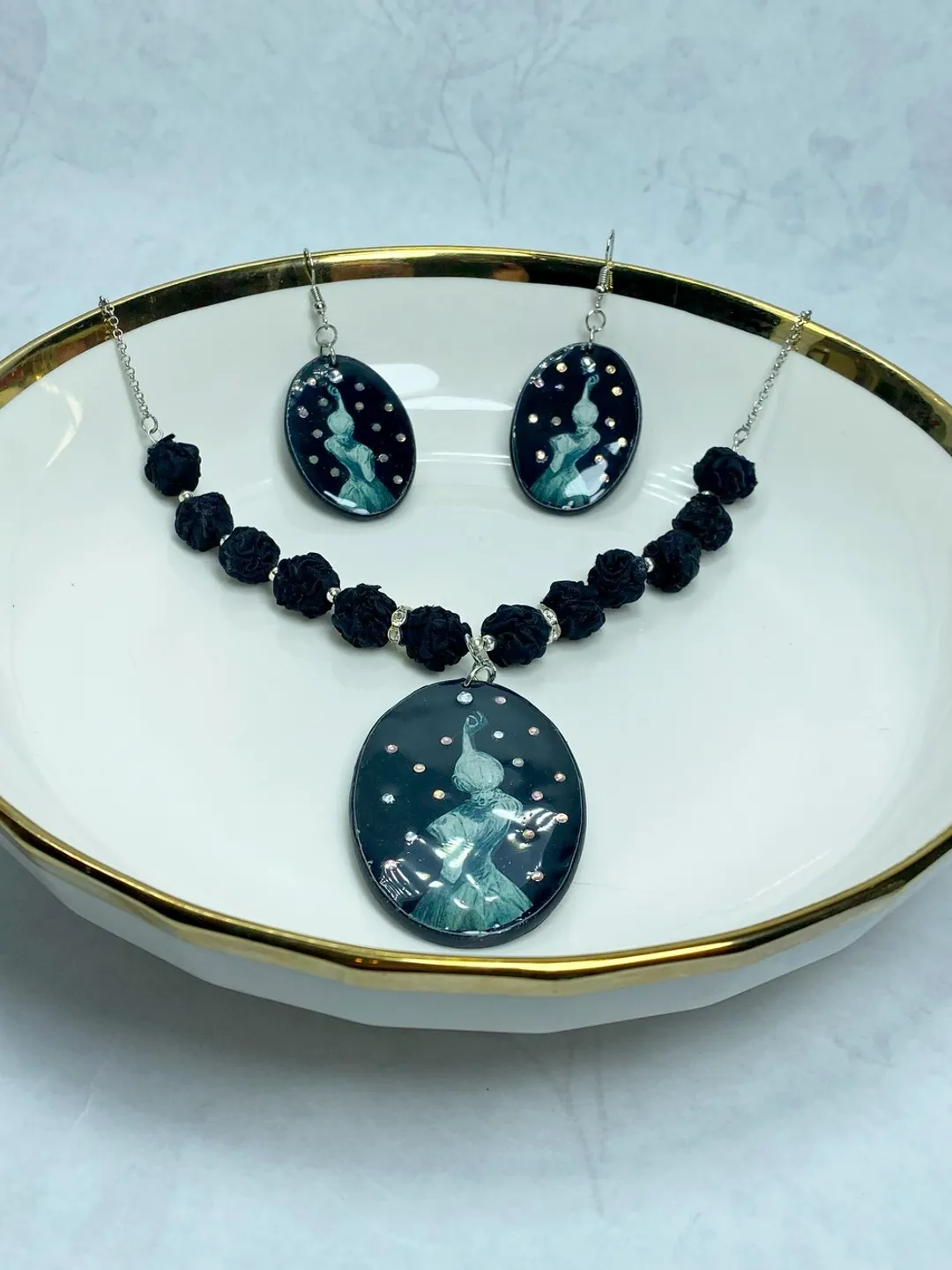 Handmade jewelry set. Beautiful set. Handmade pendant and earrings.