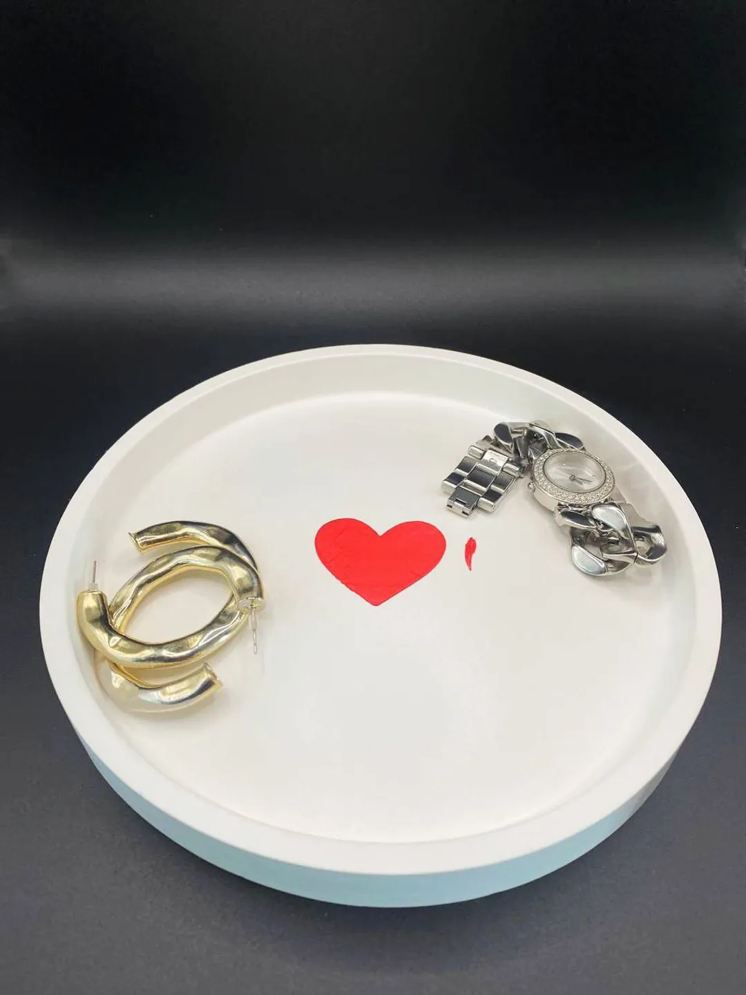 Decorative tray made of plaster with a heart pattern