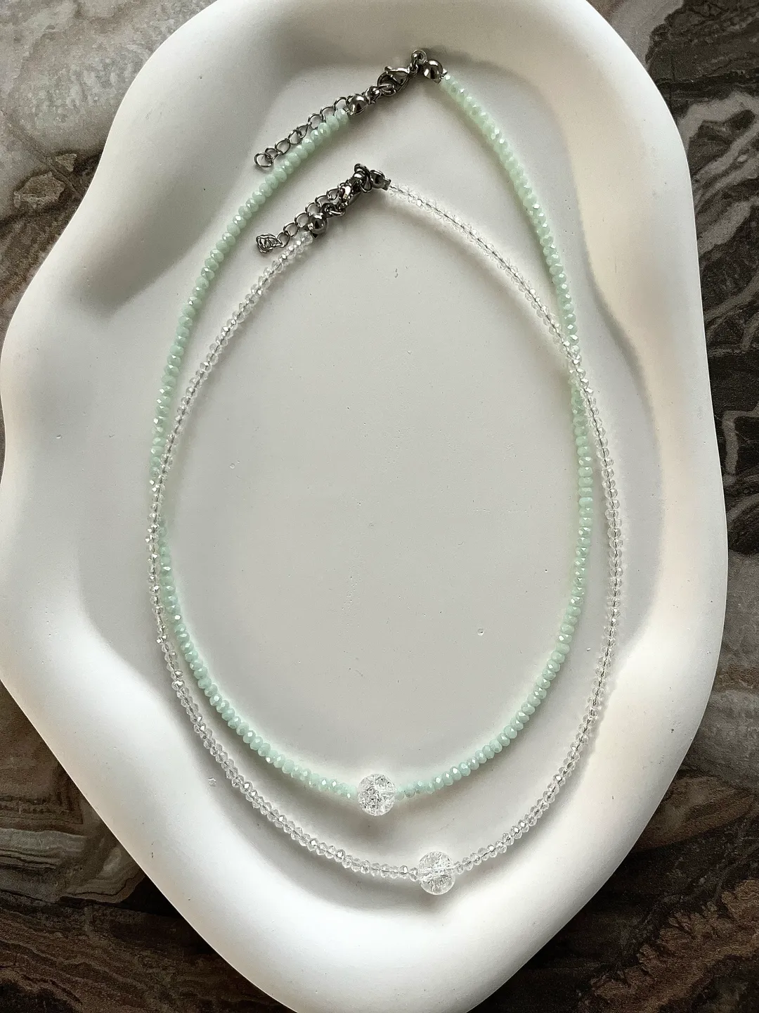 Choker with natural quartz