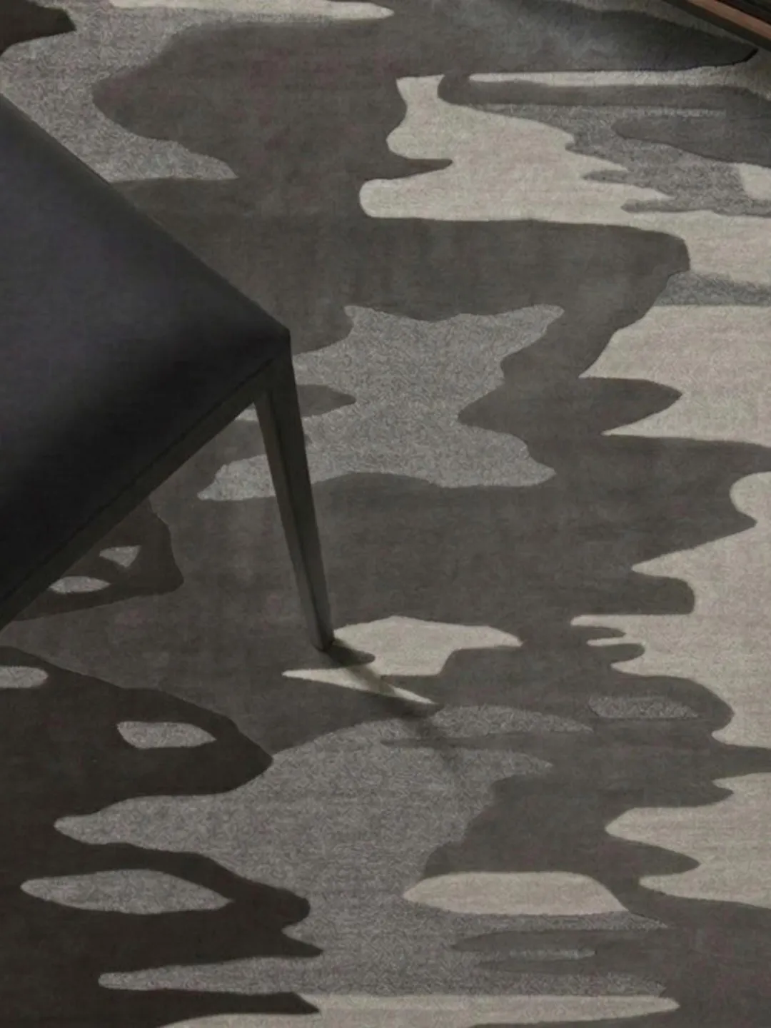 Modern Abstract Camouflage Hand Tufted Wool Rug – Charcoal Grey Contemporary Area Rug