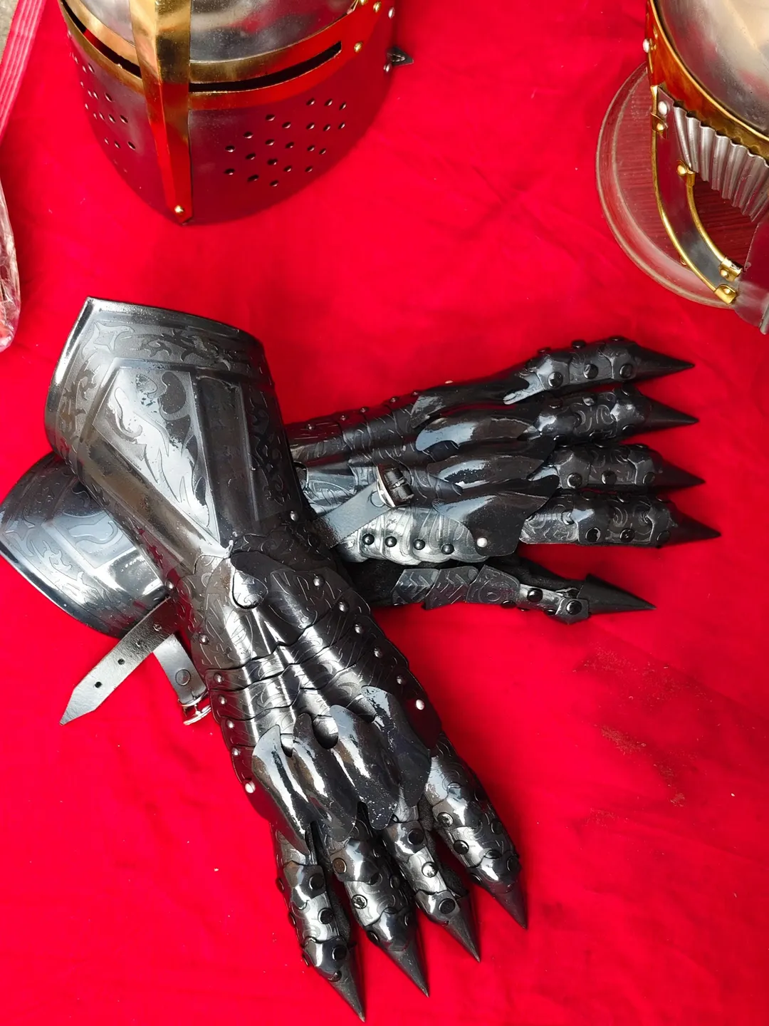 Medieval Engraved Metal Gauntlets Knight Gloves LARP Costume Hand Armor