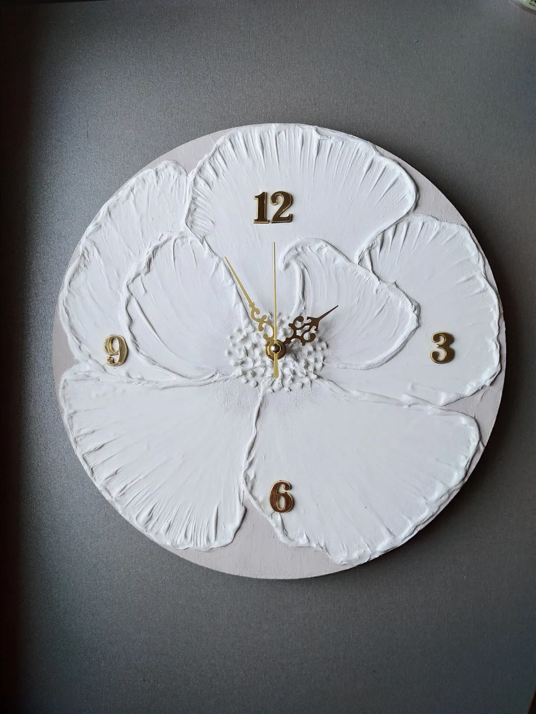 Wall clock with white flower on gray background Round clock Silent clock for bedroom, living room or nursery Gift for Christmas, Birthday, Mother's Day, Wedding, Housewarming