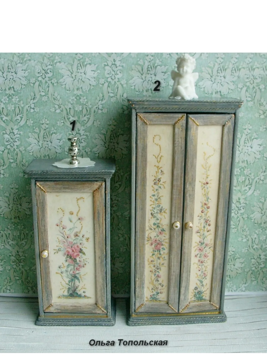 Dollhouse furniture in 1:12 scale.