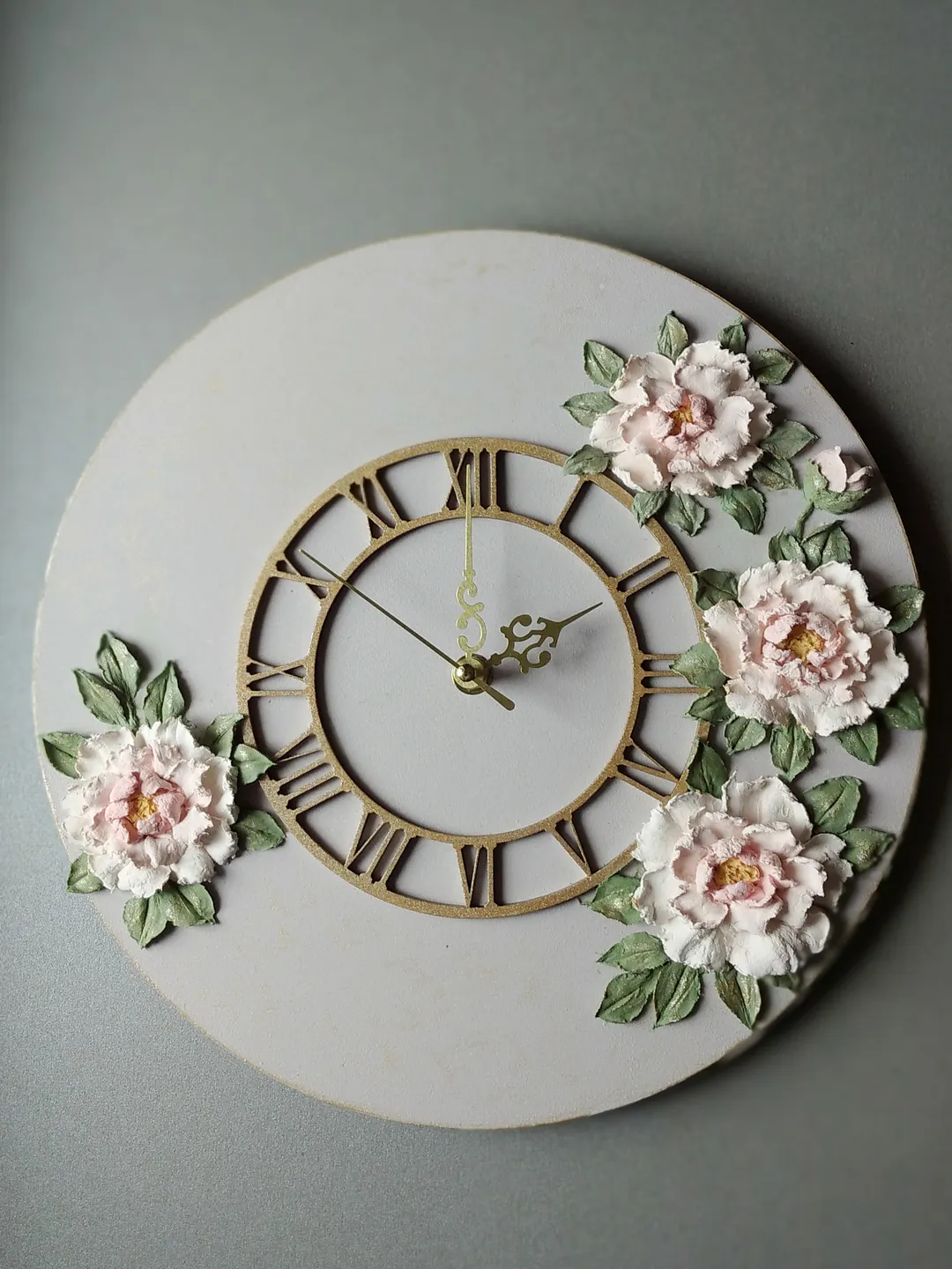 Gray wall clock with white voluminous peonies Silent clock for bedroom, living room or nursery Gift for Christmas, Birthday, Mother's Day, Wedding, Housewarming