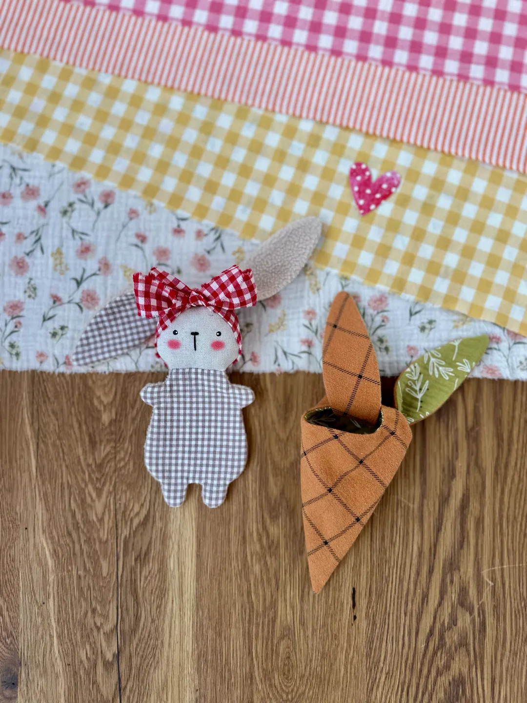 BUNNY 6”/15cm tall and CARROT WITH TIES.Step-by-step sewing photo pattern.