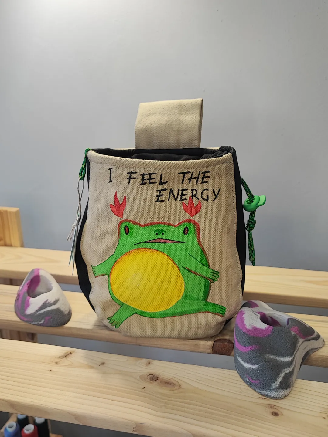 Chalk bag frog energy for rock climbing