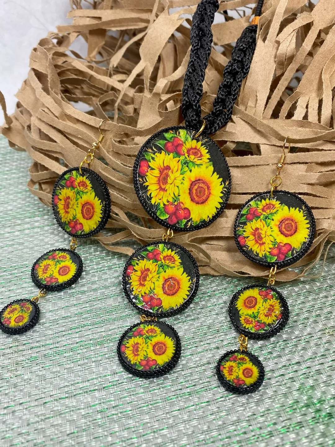 Handmade jewelry set. Bright sunflowers. Author's jewelry.Set of handmade jewelry. Author's design. Bright summer set consisting of earrings and pendant.