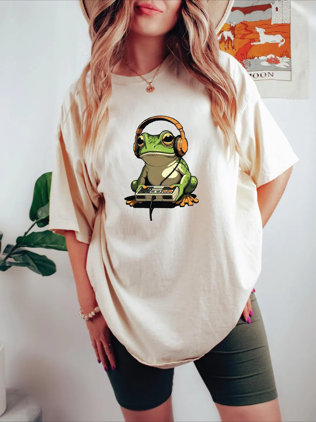 Japanese Gamer Frog, Cute Frog Gamer Tee, Kawaii Animal Gaming Top, Fun Video Game Graphic Tee for Gamers, Casual Streetwear