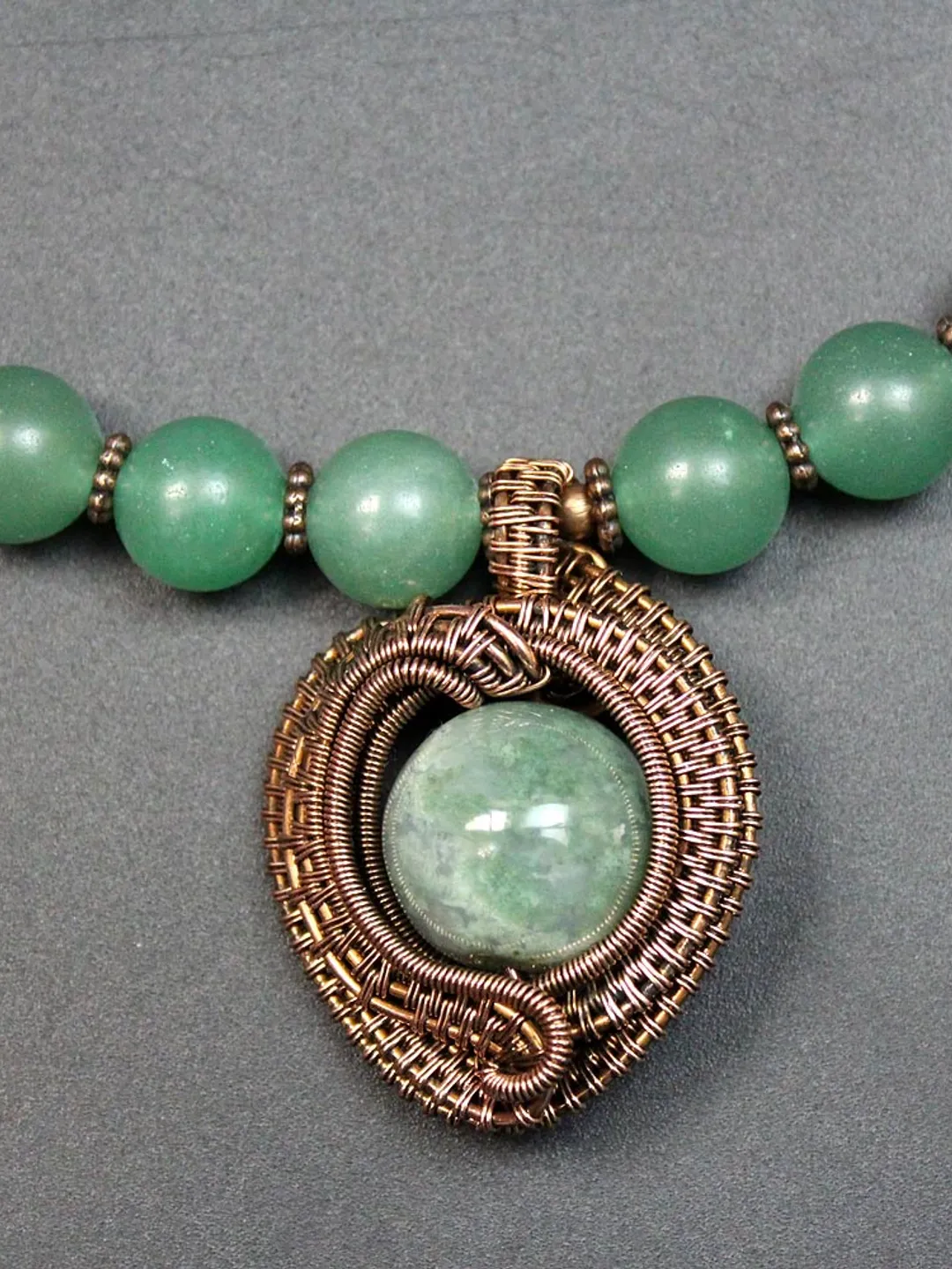 Handmade necklace with pendant made of copper wire and Indian agate stone.