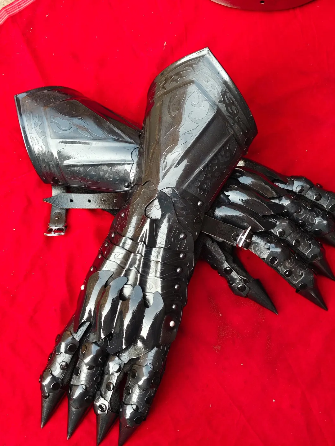 Medieval Engraved Metal Gauntlets Knight Gloves LARP Costume Hand Armor