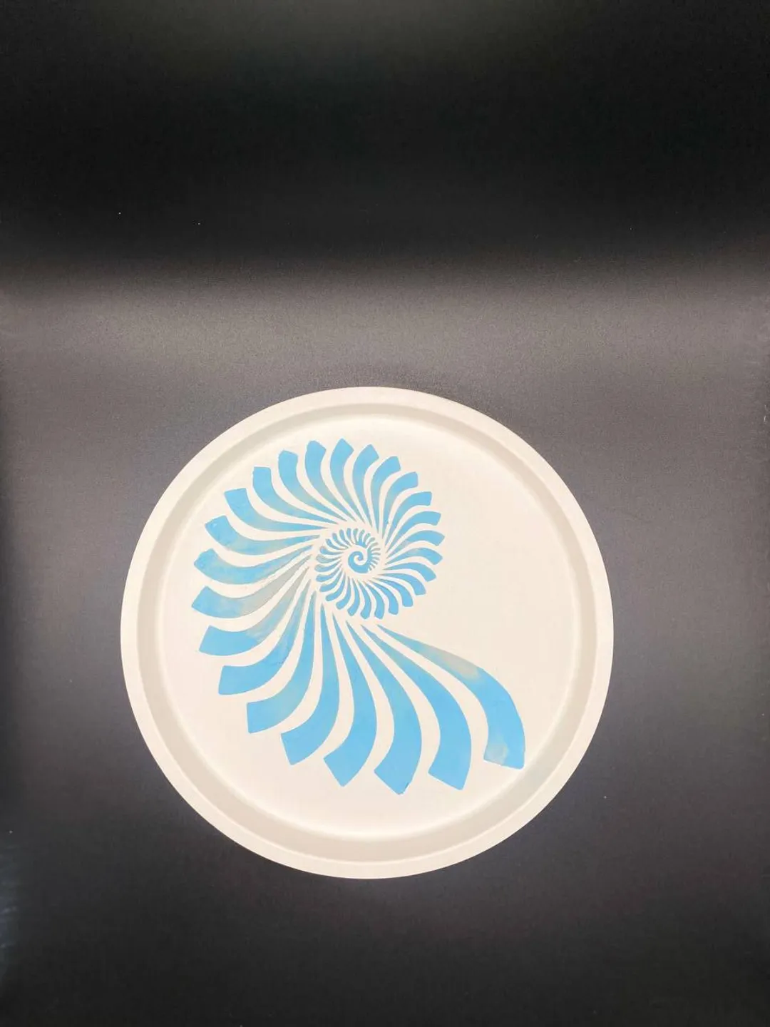 Decorative round tray made of plaster with a pattern