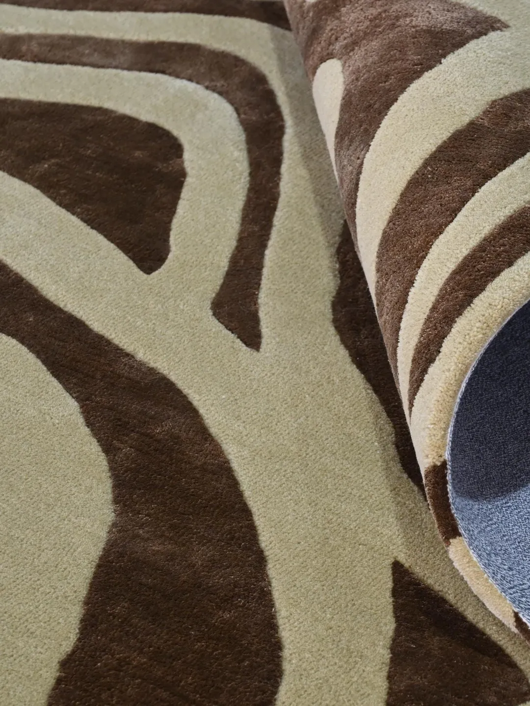Wool Rug Candy Chocolate Cream Wavy Wool Rug: Hand-Tufted Mid-Century Modern Style