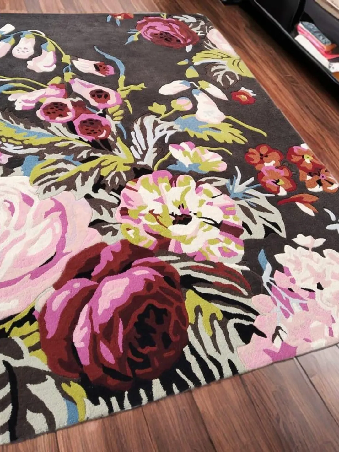 Hand-Tufted Wool Floral Rug: Luxurious Home Decor Carpet