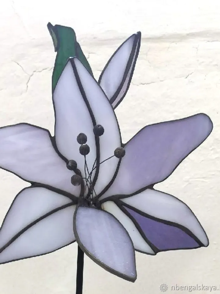 Stained Glass: Lily on a Stand, Graceful Lily – Glass Flower on Base, Lily Blossom – Tiffany Glass Sculpture, Elegant Lily – Decorative Glass Art, Delicate Lily – Handmade Glass Accent, Tiffany Lily – Floral Stained Glass on Stand