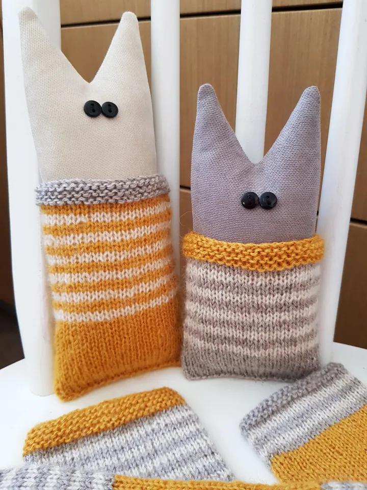 Cats dolls sewing and knitted patterns PDF set of 2 tutorials in English, 2 Cats in knitted bags (2 designs and 2 sizes)