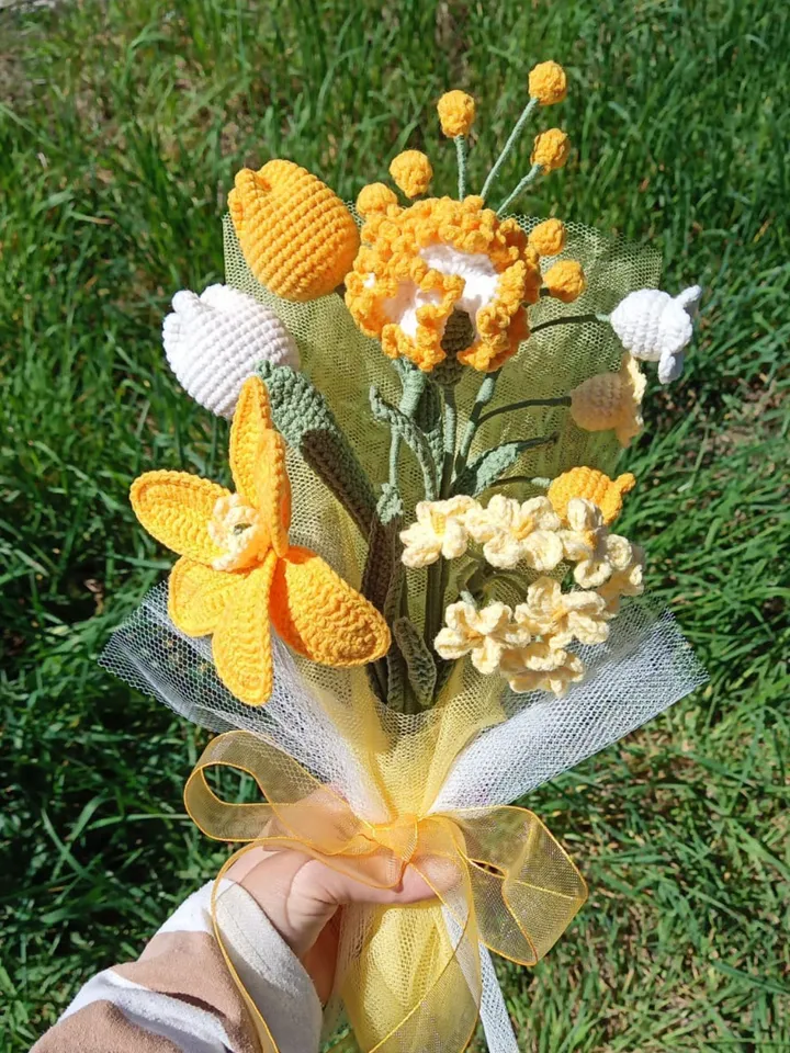Dainty Handmade Crochet Flower Bouquet for Her, Crochet Daisy Anniversary Gift, Crochet Lavender Bouquet Rose, Thoughtful Mother's Day Gift