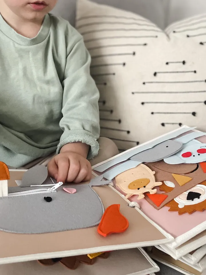 leo felt quiet books, baby quiet busy book, custom persanalized felt busy book, baby first christmas toy kinderkrama