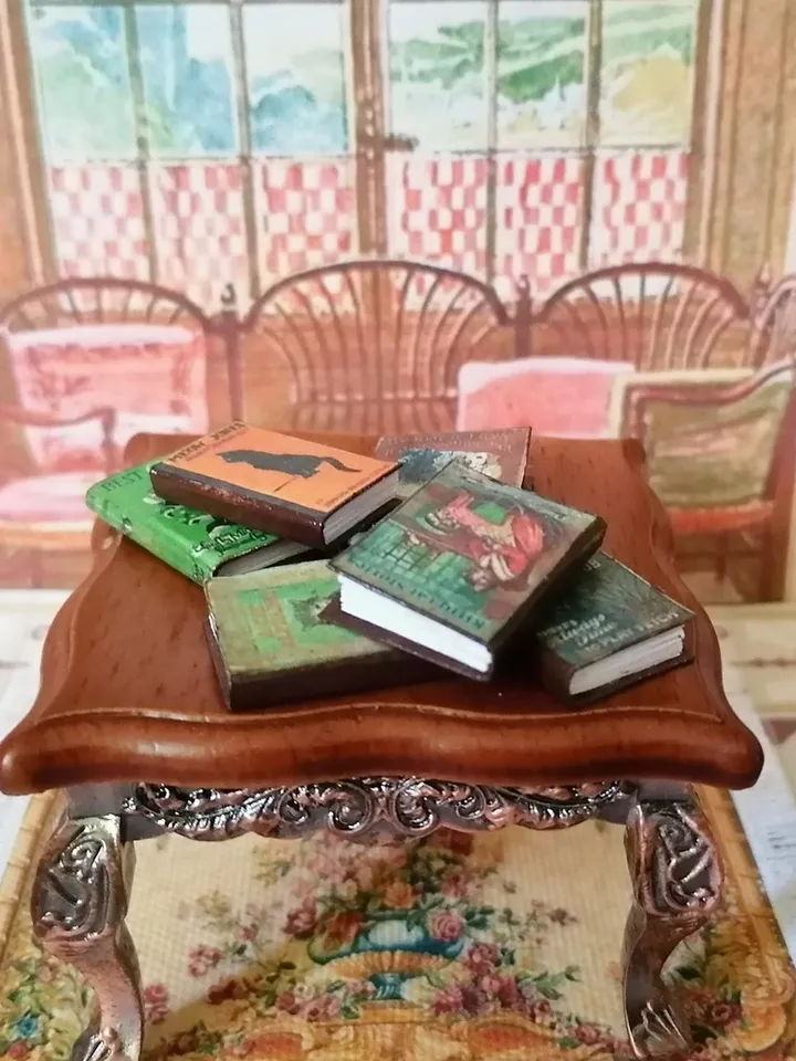 Books. A set of books. 6 items.1:12 scale.
