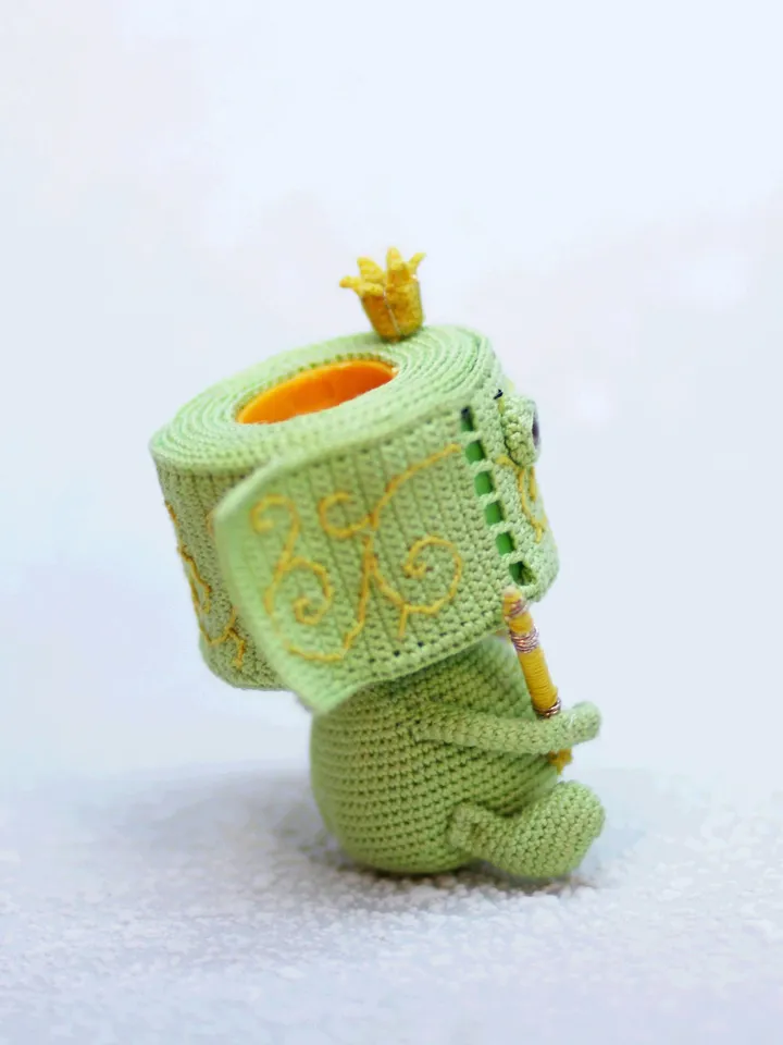 Toilet paper interior doll, Funny amigurumi quarantine gift, housewarming gift for bathroom decor, gag gift crochet toy