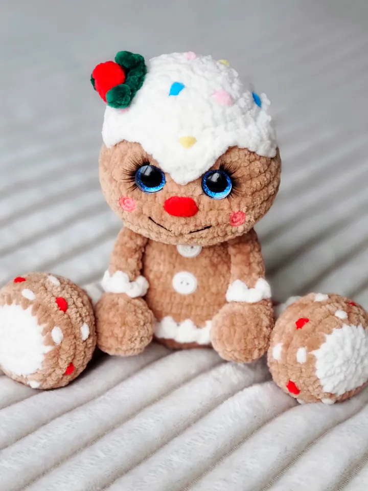 Crochet gingerbread man pattern. Amigurumi gingerbread man pattern. Crochet gingerman